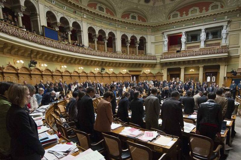 La Asamblea Federal Suiza guarda un minuto de silencio por las víctimas del accidente de autobús, tras una sesión parlamentaria en Berna. 