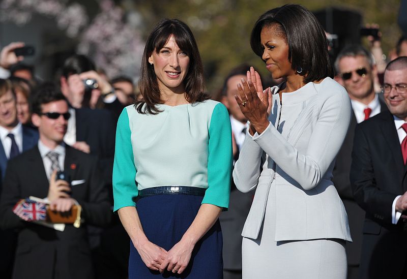 Samantha Cameron y Michelle Obama conversan durante la ceremonia oficial celebrada en la Casa Blanca.