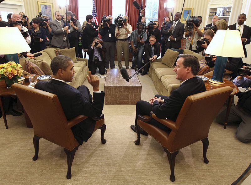 Obama y Cameron conversan en el Despacho Oval ante la atenta mirada de los medios de comunicación.