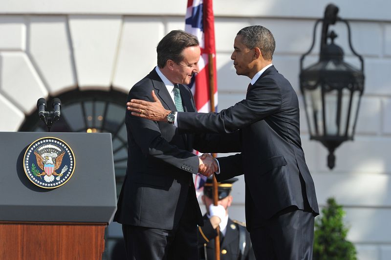 Obama y Cameron se saludan efusivamente