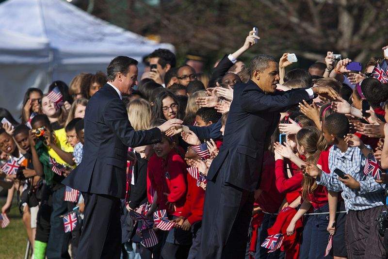 Obama y Cameron saludan a sus cientos de personas que se han concentrado en la Casa Blanca con banderas británicas y norteamericanas.