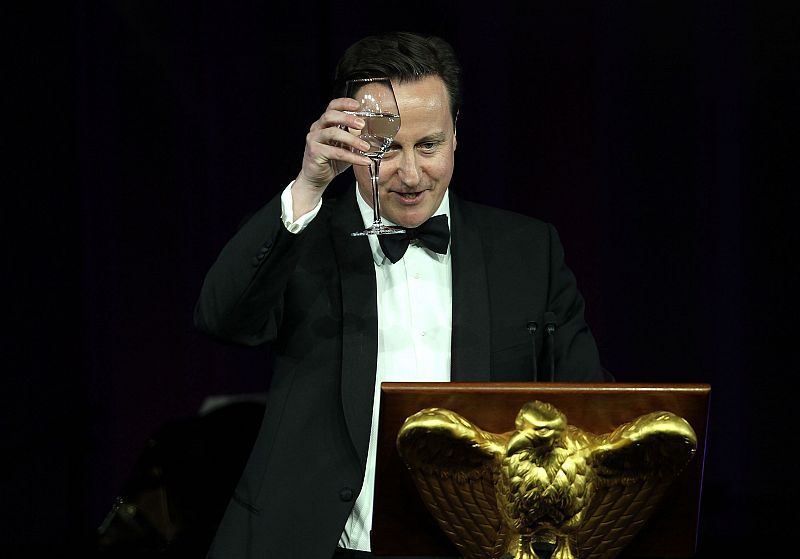 El primer ministro británico, David Cameron, propone un brindis durante la cena de gala en la Casa Blanca