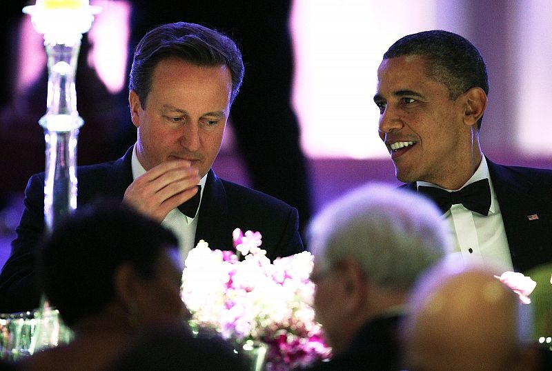 Cameron y Obama hablan durante la cena de gala