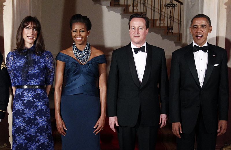 El presidente de EE.UU., Barack Obama, y su esposa, Michelle, reciben en la Casa Blanca al primer ministro británico, David Cameron, y a su esposa Samantha