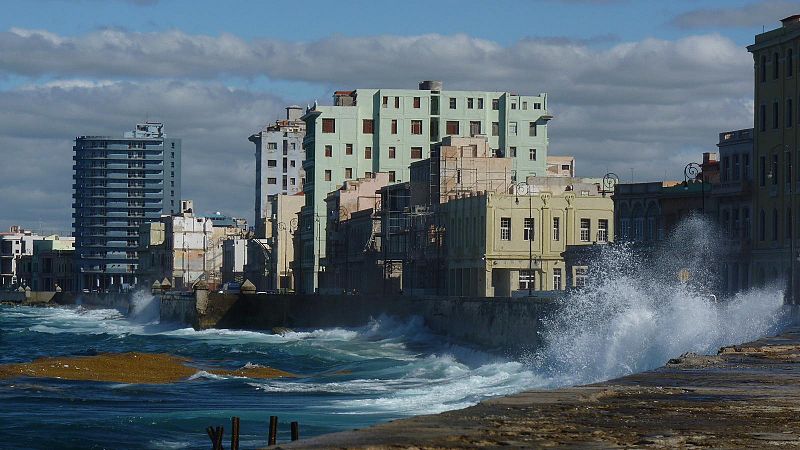 Las olas golpean contra el malecón de La Habana