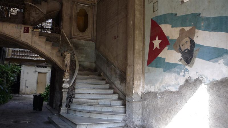 Entrada del edificio donde se encuentra uno de los paladares más conocidos de La Habana