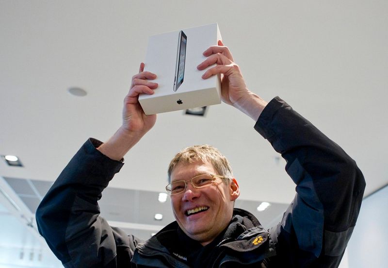 Un cliente alemán celebra haber sido el primero en comprar el nuevo iPad