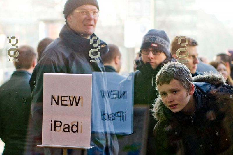 Un grupo de clientes observan el interior de la tienda Apple en Alemania donde se ha puesto a la venta el nuevo iPad