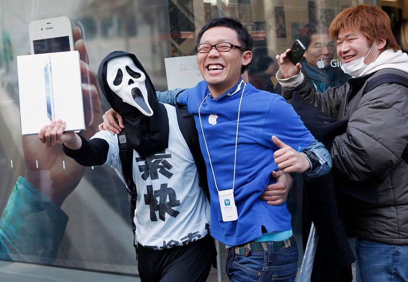 Un aficionado japonés, ataviado con la careta de 'Scream', celebra que ha sido uno de los primeros en comprar el nuevo iPad