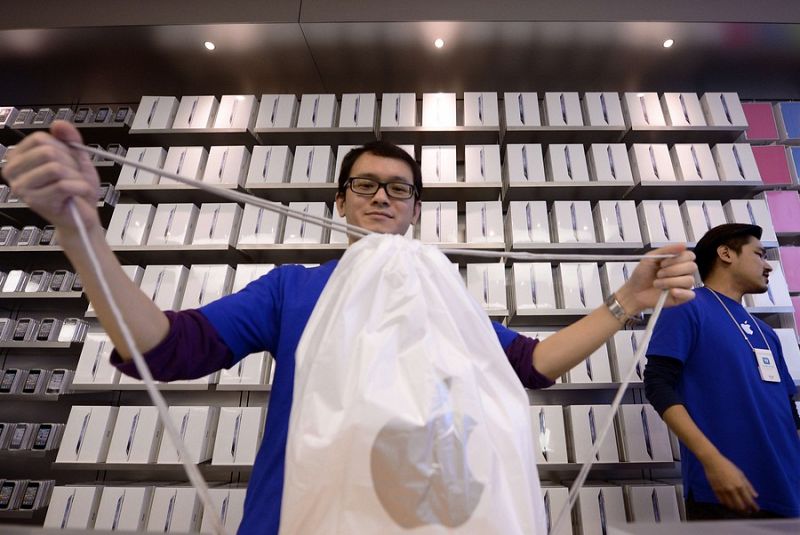 Un vendedor de Apple en Hong Kong guarda en una bolsa el nuevo iPad antes de entregárselo a un cliente