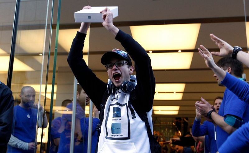 Un joven alemán sale de la tienda Apple entusiasmado tras haber adquirido el nuevo iPad