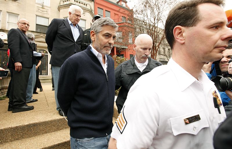 Clooney y su padre protestaban ante la embajada de Sudán