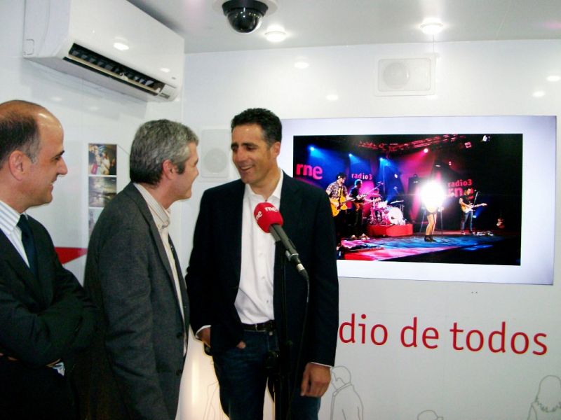 El exciclista Miguel Indurain durante su visita a la exposición