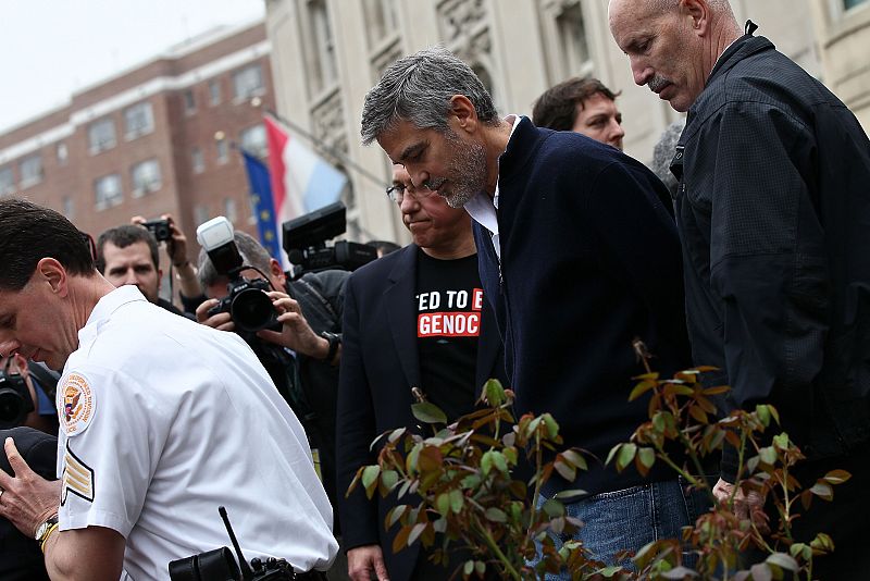 Clooney arrestado durante una protesta contra la embajada de Sudán en Washington