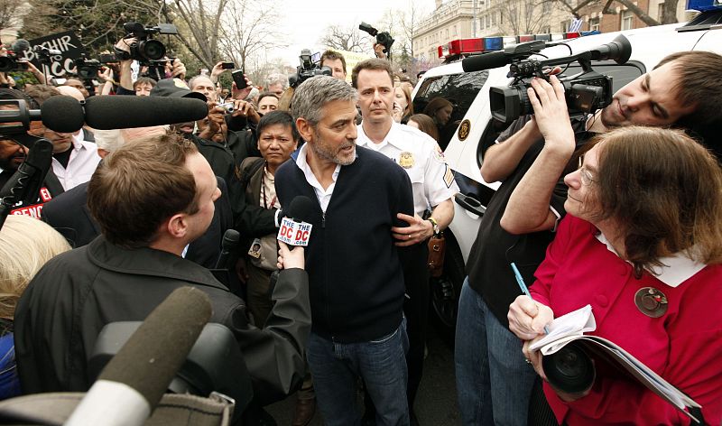 George Clooney detenido en Washington durante una protesta frente a la embajada de Sudán