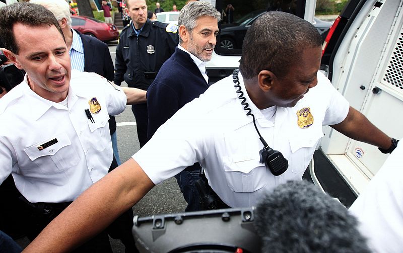 Clooney detenido en una protesta en Washington