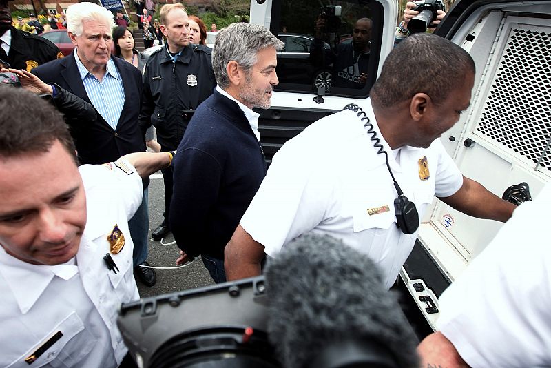 Junto a Clooney también ha sido detenido el congresista demócrata Jim Moran