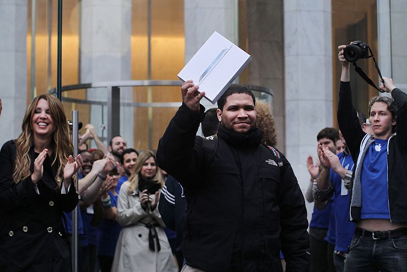 El primer cliente en conseguir un iPad en la tienda que Apple tiene en la quinta Avenida en Nueva York.
