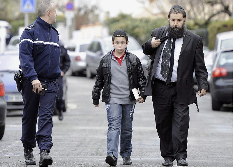 CUATRO MUERTOS EN UN COLEGIO JUDIO DE TOULOUSE