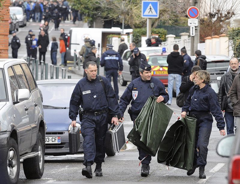 CUATRO MUERTOS EN UN COLEGIO JUDIO DE TOULOUSE