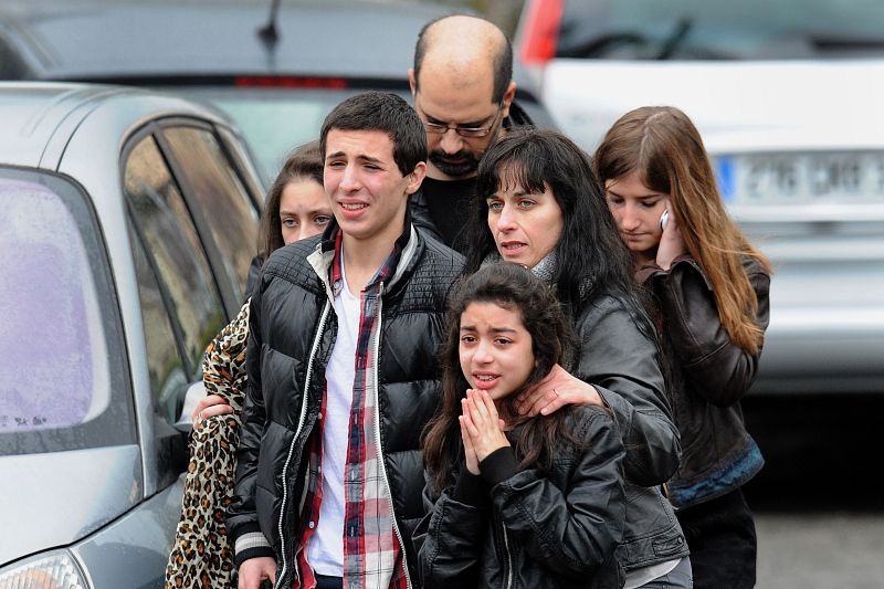 Unos estudiantes y sus padres lloran las muertes de sus compañeros