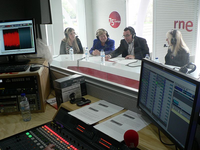 En el programa realizado en directo desde el camión-estudio se ha hablado del pasado, presente y futuro de la radio pública.