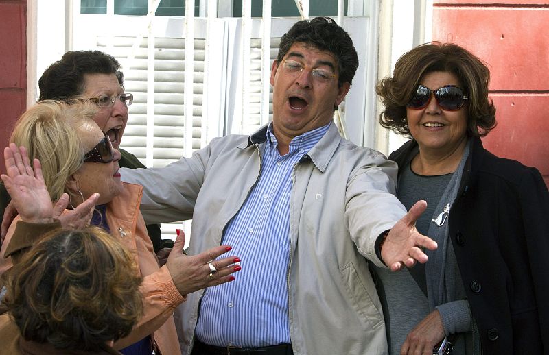 Diego Valderas saluda a unas mujeres en el Oratorio de San Felipe Neri en Cádiz