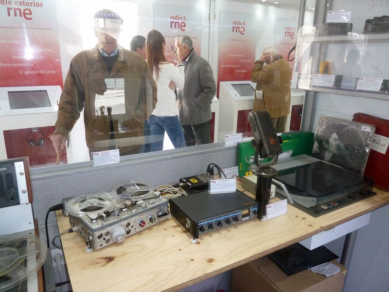 Más de 800 personas han celebrado en Burgos el 75º aniversario de RNE con motivo de la visita de la exposición itinerante "RNE, contigo" a la ciudad castellanoleonesa. La muestra ha sido instalada frente al Museo de la Evolución Humana.