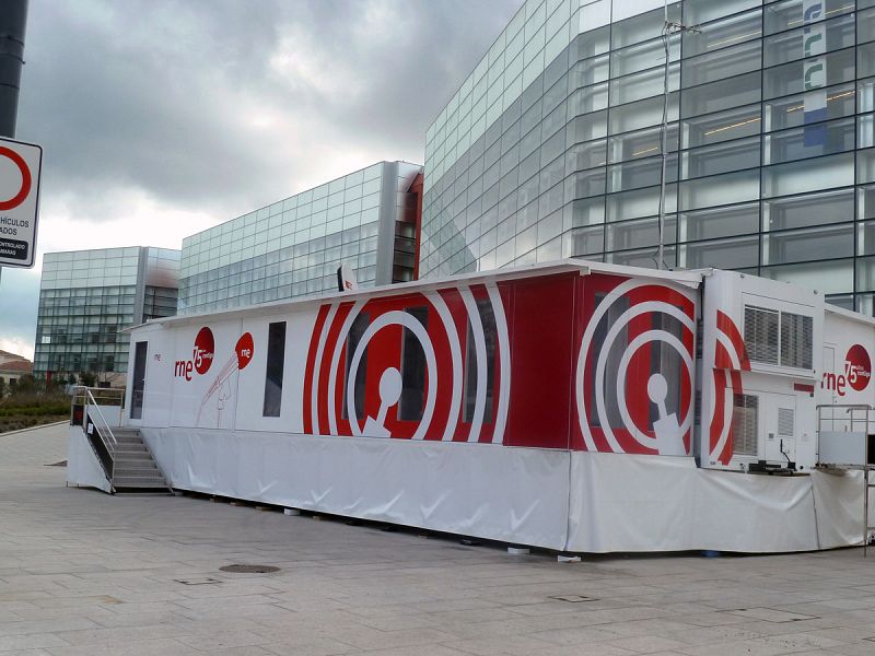 Más de 800 personas han celebrado en Burgos el 75º aniversario de RNE con motivo de la visita de la exposición itinerante "RNE, contigo" a la ciudad castellanoleonesa. La muestra ha sido instalada frente al Museo de la Evolución Humana.