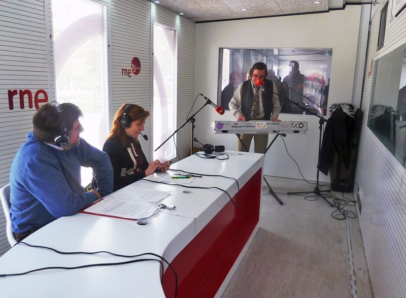 Más de 800 personas han celebrado en Burgos el 75º aniversario de RNE con motivo de la visita de la exposición itinerante "RNE, contigo" a la ciudad castellanoleonesa. La muestra ha sido instalada frente al Museo de la Evolución Humana.