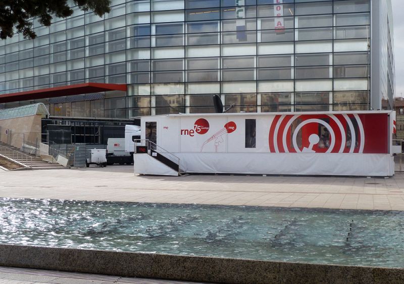 Más de 800 personas han celebrado en Burgos el 75º aniversario de RNE con motivo de la visita de la exposición itinerante "RNE, contigo" a la ciudad castellanoleonesa. La muestra ha sido instalada frente al Museo de la Evolución Humana.