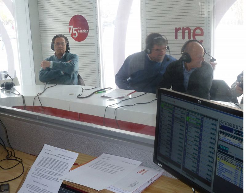 Más de 800 personas han celebrado en Burgos el 75º aniversario de RNE con motivo de la visita de la exposición itinerante "RNE, contigo" a la ciudad castellanoleonesa. La muestra ha sido instalada frente al Museo de la Evolución Humana.