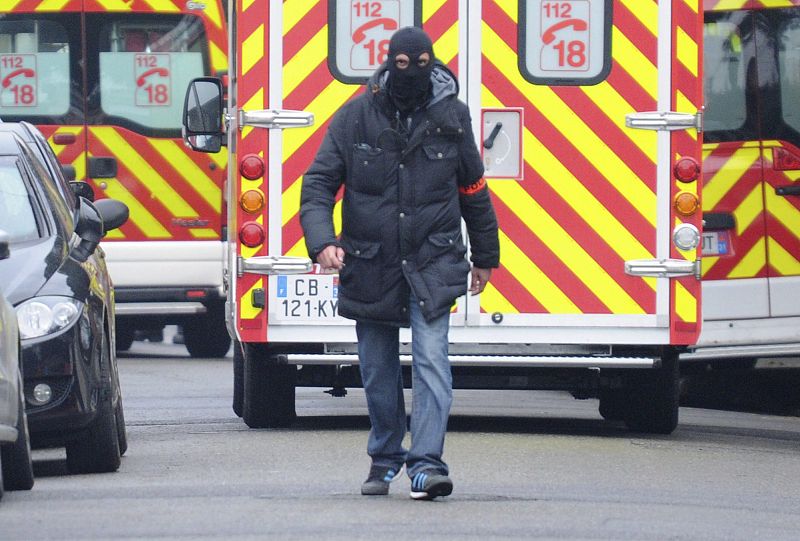 La policía francesa cerca la zona de un barrio residencial de Toulouse donde se encuentra el presunto autor de los siete asesinatos cometidos en esa región del sur de Francia y que asegura pertenecer a Al Qaeda.