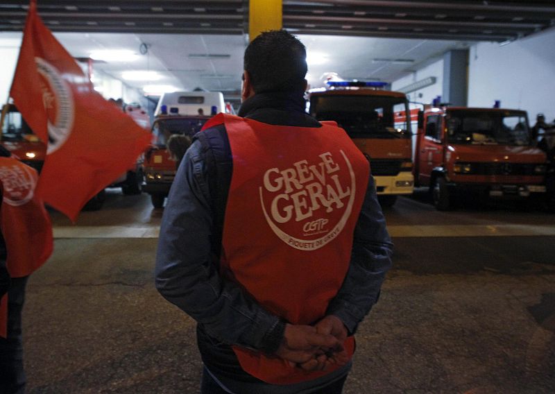 La huelga general en Portugal: piquete informativo en un parque de bomberos de Lisboa