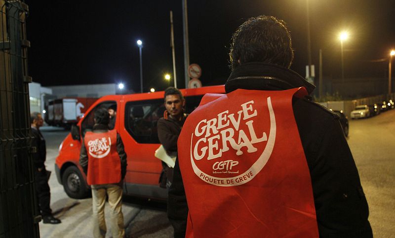 Un piquete informativo efectuando su labor en la huelga general de Portugal