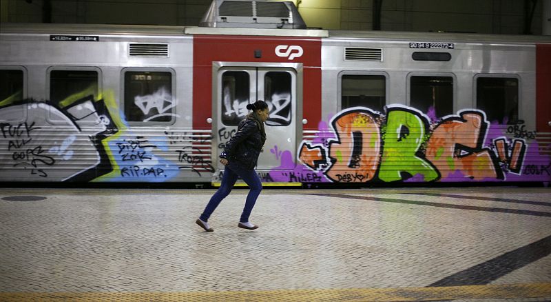 Una pasajera en la estación de Rossio del metro de Lisboa antes de la huelga general