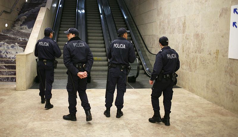 Policías vigilan la estación de Rossio de Lisboa antes del inicio de la huelga general
