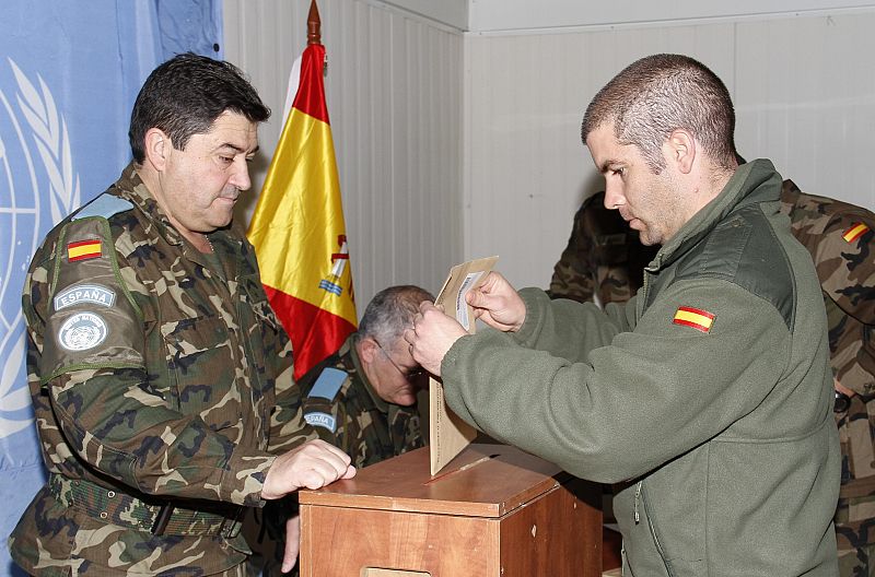 Militares españoles votan en las elecciones andaluzas