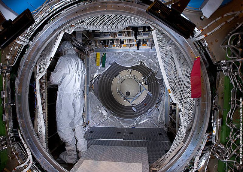  Un técnico de la ESA cargando el ATV