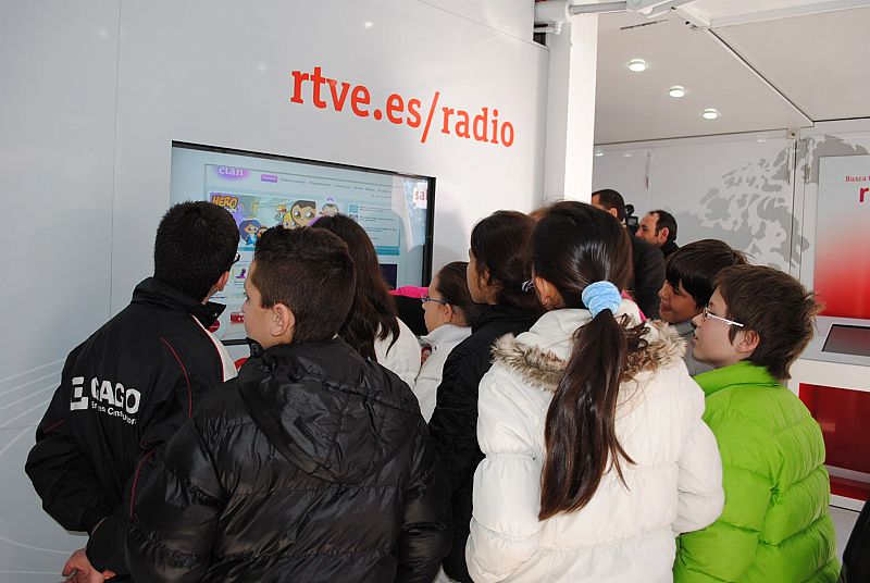 Medio millar de personas ha visitado en Ávila la exposición itinerante "RNE, contigo" con la que la radio pública celebra su 75º aniversario. La muestra ha estado instalada en la céntrica plaza de Santa Ana.