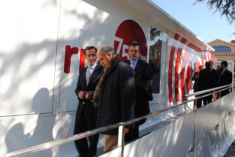 Medio millar de personas ha visitado en Ávila la exposición itinerante "RNE, contigo" con la que la radio pública celebra su 75º aniversario. La muestra ha estado instalada en la céntrica plaza de Santa Ana.