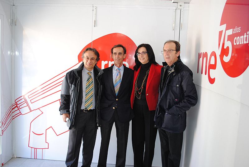 Medio millar de personas ha visitado en Ávila la exposición itinerante "RNE, contigo" con la que la radio pública celebra su 75º aniversario. La muestra ha estado instalada en la céntrica plaza de Santa Ana.