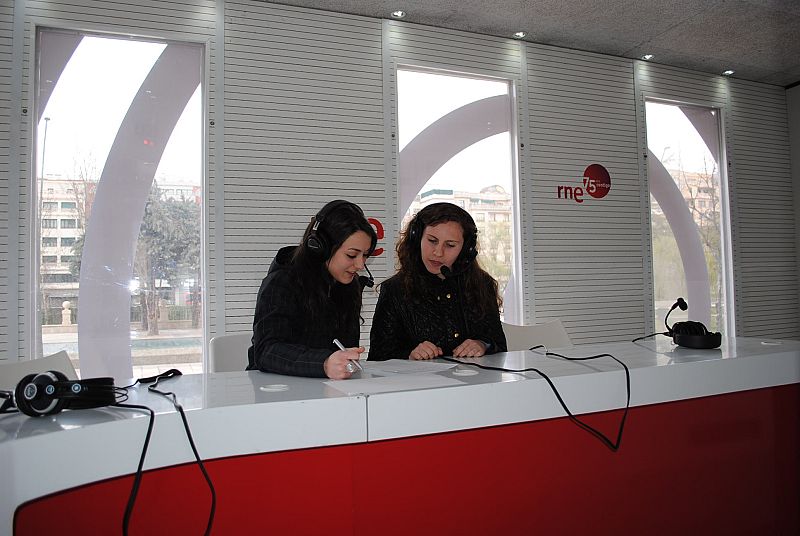 Medio millar de personas ha visitado en Ávila la exposición itinerante "RNE, contigo" con la que la radio pública celebra su 75º aniversario. La muestra ha estado instalada en la céntrica plaza de Santa Ana.