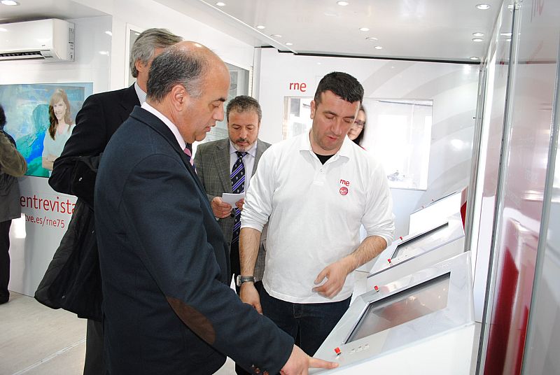 Medio millar de personas ha visitado en Ávila la exposición itinerante "RNE, contigo" con la que la radio pública celebra su 75º aniversario. La muestra ha estado instalada en la céntrica plaza de Santa Ana.