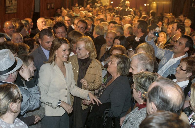 María Dolores de Cospedal y la candidata popular