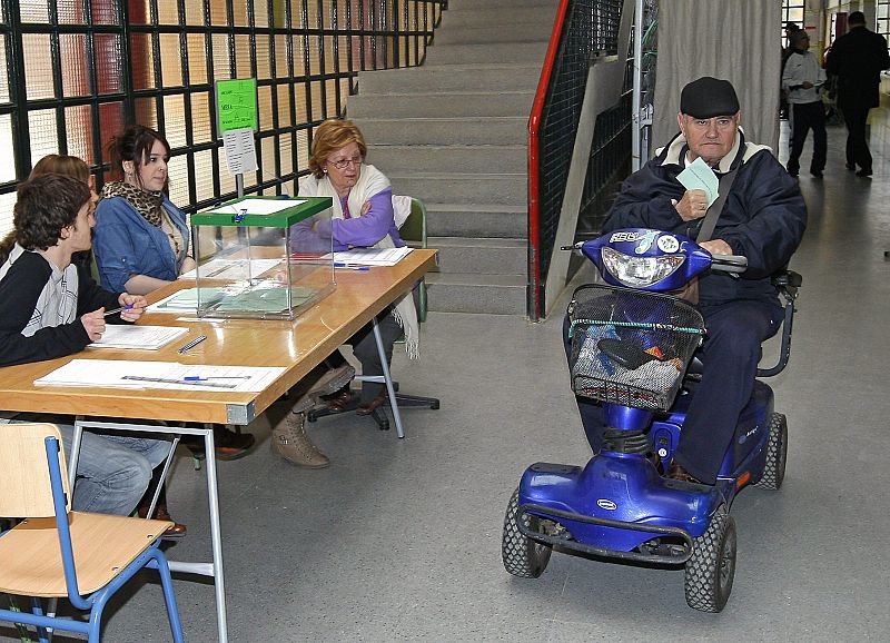 Un vecino de Sevilla vota en las elecciones andaluzas