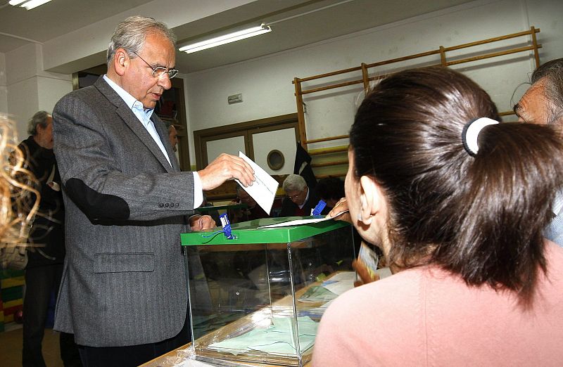 Alfonso Guerra vota en Sevilla