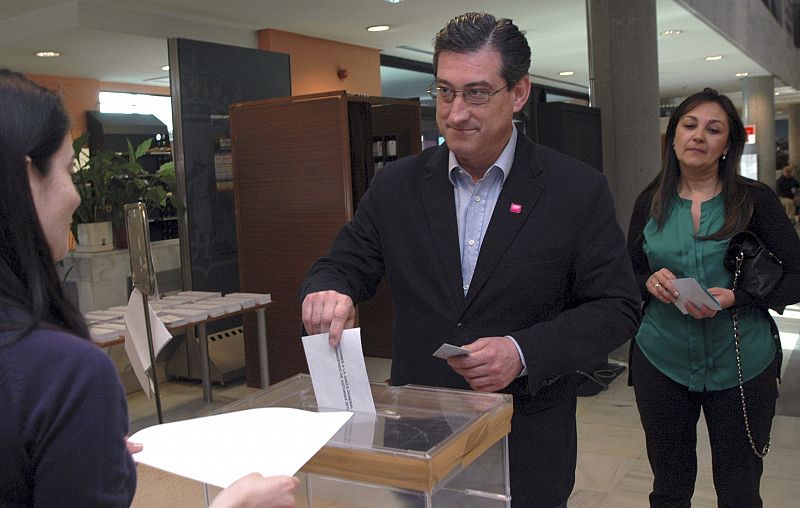 El candidatos de UPyD a Asturias vota en Gijón
