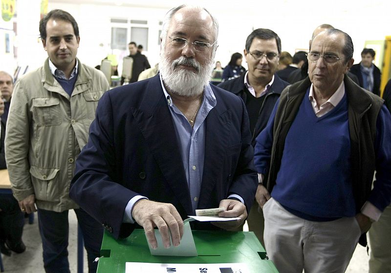 El ministro de Agricultura vota en Cádiz