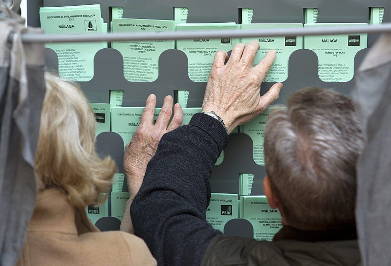 Unos electores votan en Málaga